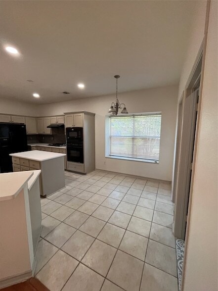 Building Photo - 1200 Oakley Dr