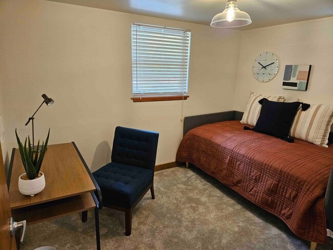 Building Photo - Fully Furnished, Beautiful Decor - 3BR / 1BA