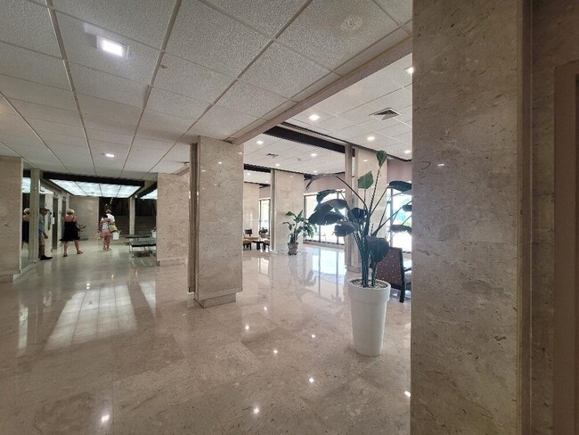 Building Photo - 300 Bayview Dr