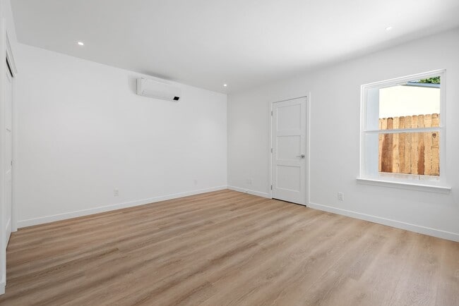 Building Photo - AVAILABLE FOR 2026-2027 SCHOOL YEAR...14 B...