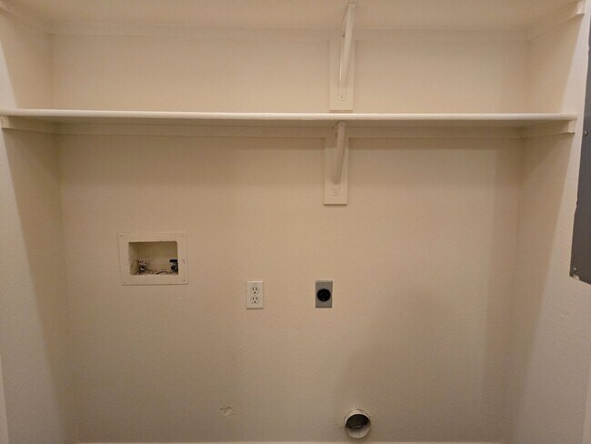 Building Photo - 3/2 Hewitt Duplex