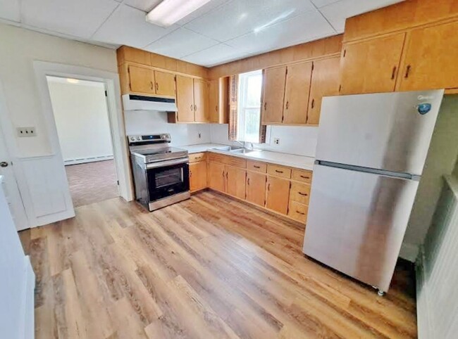 Building Photo - 3 Bed / 1-1/2 Bath Single Family w/2 Car G...