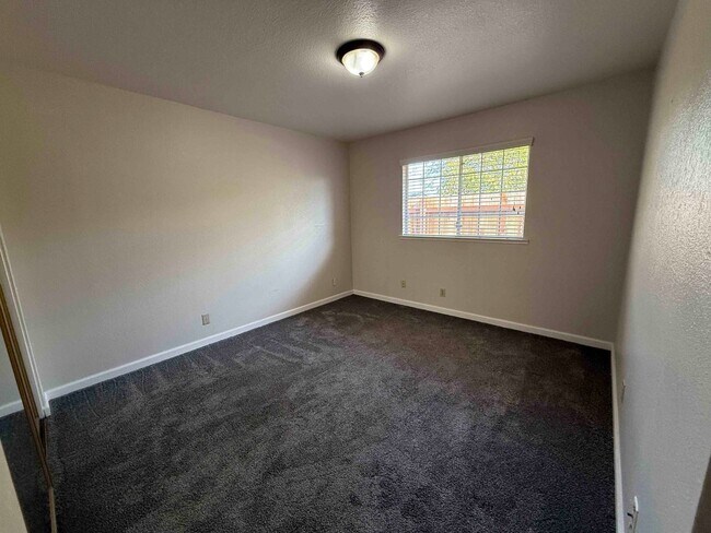 Building Photo - 3 Bed 2 Bath Just a Short Distance to Sac ...