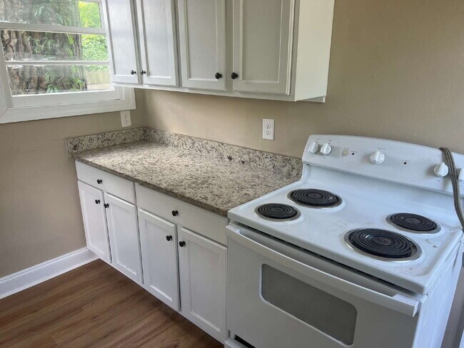 Building Photo - Recently Renovated Freestanding Unit in Tr...