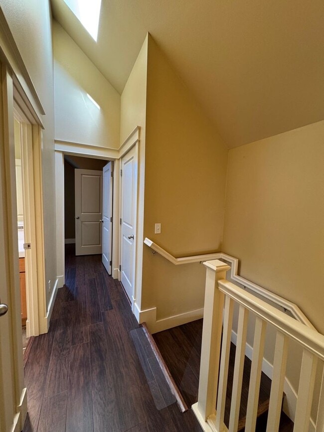 Building Photo - Cozy 3 bed 2.5 bath townhome on North Quee...