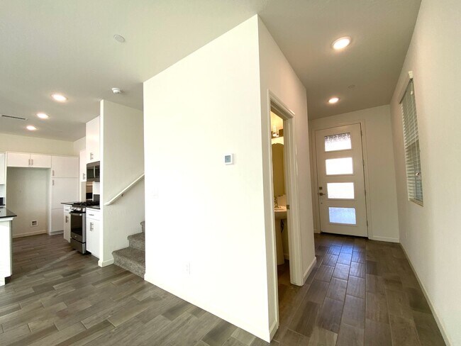 Building Photo - $2,195, 3 Bedroom In Gated Community with ...