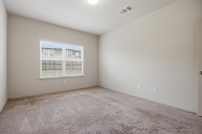 Building Photo - "Charming San Marcos Retreat: Spacious 3-Bedroom Home with 2.5 Baths on Lake Glen!"