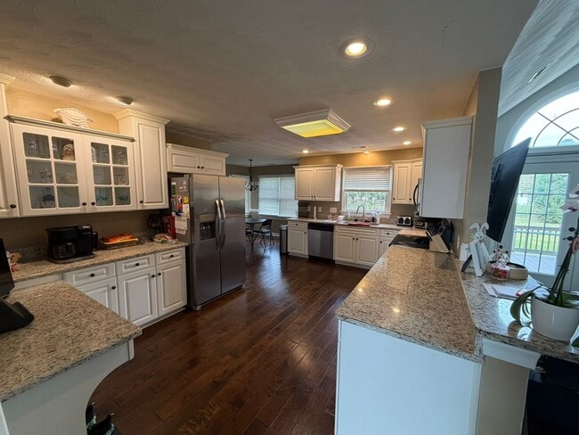 Building Photo - 4 Bed / 2.5 Bath Single Family Home