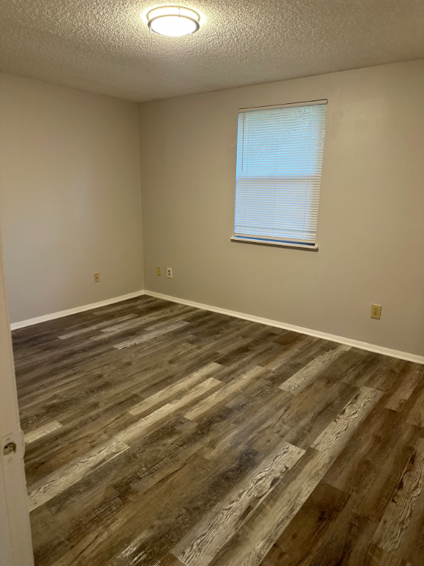 Building Photo - 1431 Raven Dr S