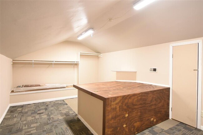 Building Photo - 940 Wycliffe Dr