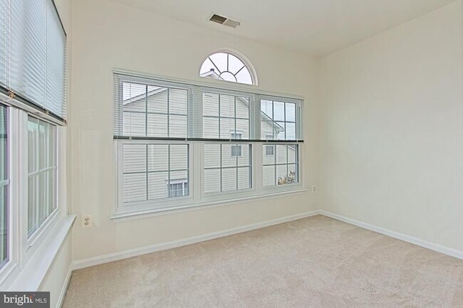 Building Photo - 20748 Hollow Falls Terrace