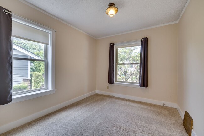 Building Photo - Adorable Wedgewood 4 Bedroom Available Now!