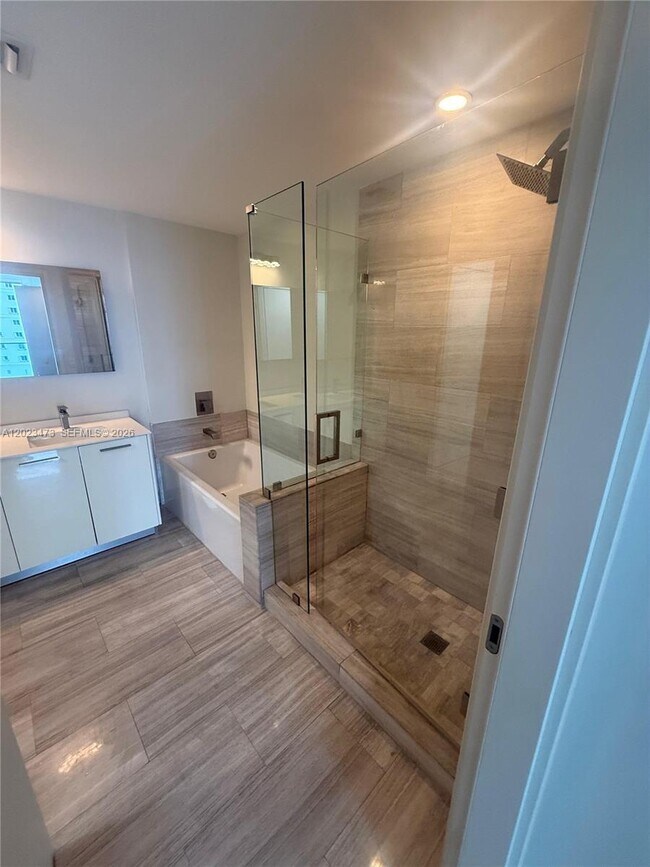 Building Photo - 1300 Brickell Bay Dr