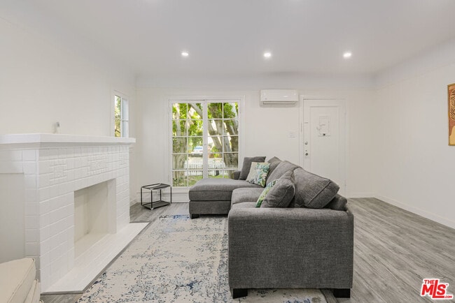 Building Photo - 1145 Poinsettia Dr