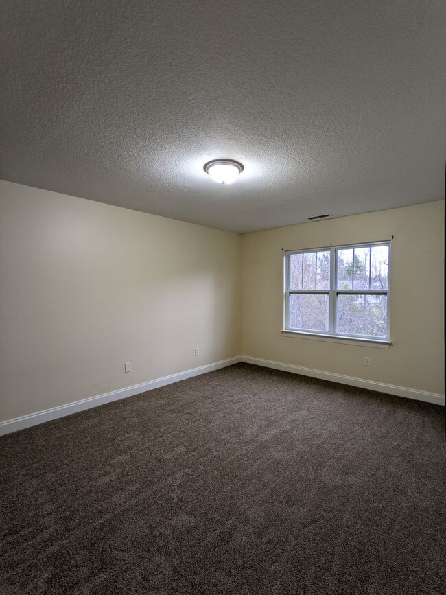Building Photo - Spacious Condo off Hendersonville Rd