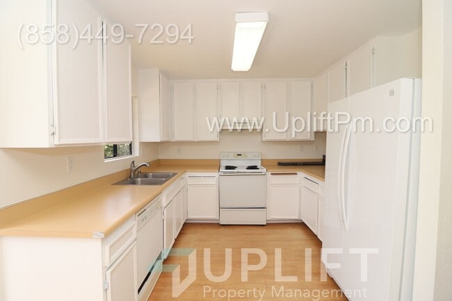 Building Photo - 2 Bed, 2 Bath w/ garage & fireplace