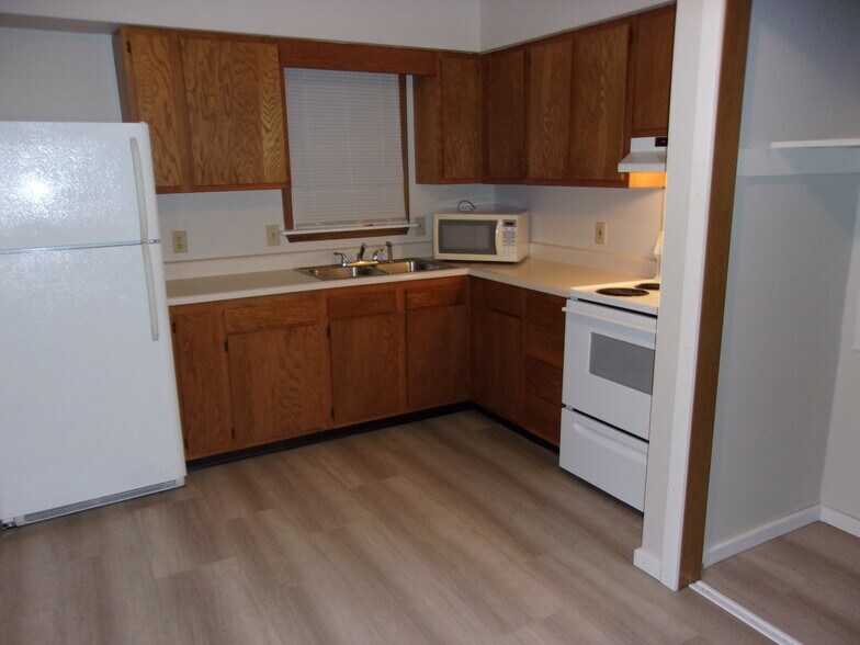 Building Photo - 610 N Wagner Ave