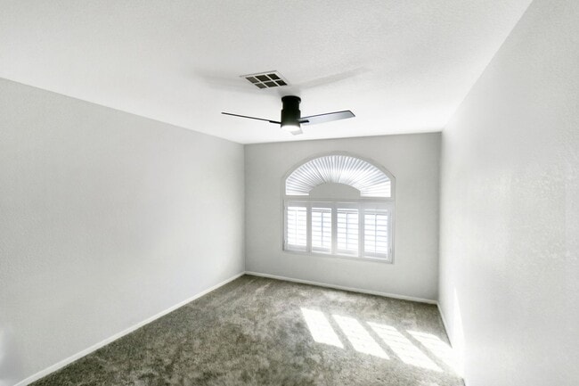 Building Photo - Designer Delight in Green Valley