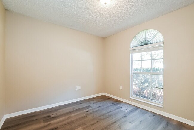 Building Photo - 25223 Ironwedge Dr