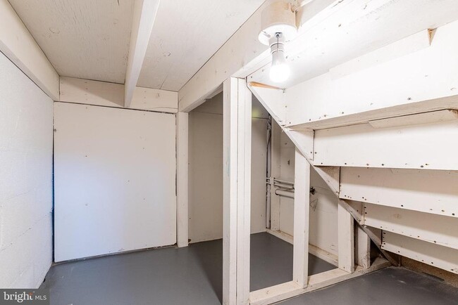 Building Photo - 8708 Village Square Dr