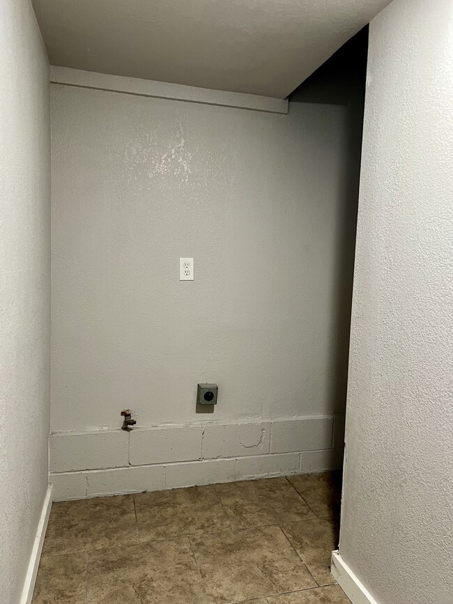 Building Photo - 107 N Gillette Ave