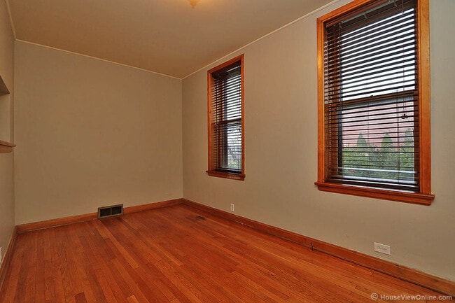 Building Photo - Three Story House Close to SEMO - June 2026- May 2027 Lease