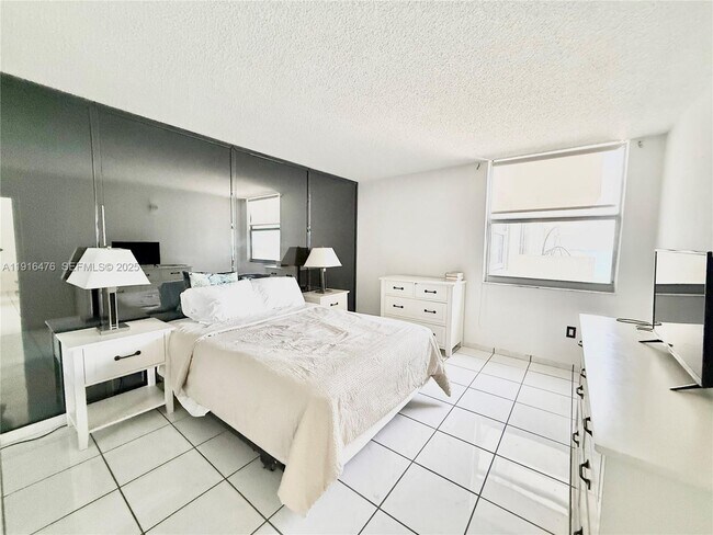 Building Photo - 9273 Collins Ave