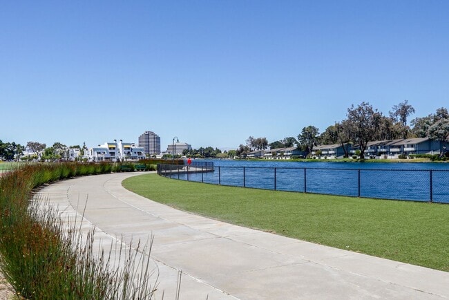 Building Photo - 3 Bed / 2.5 Bath light and spacious townho...
