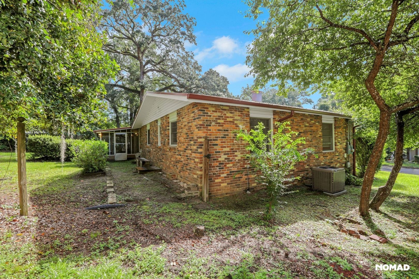 Building Photo - 902 Maplewood Ave
