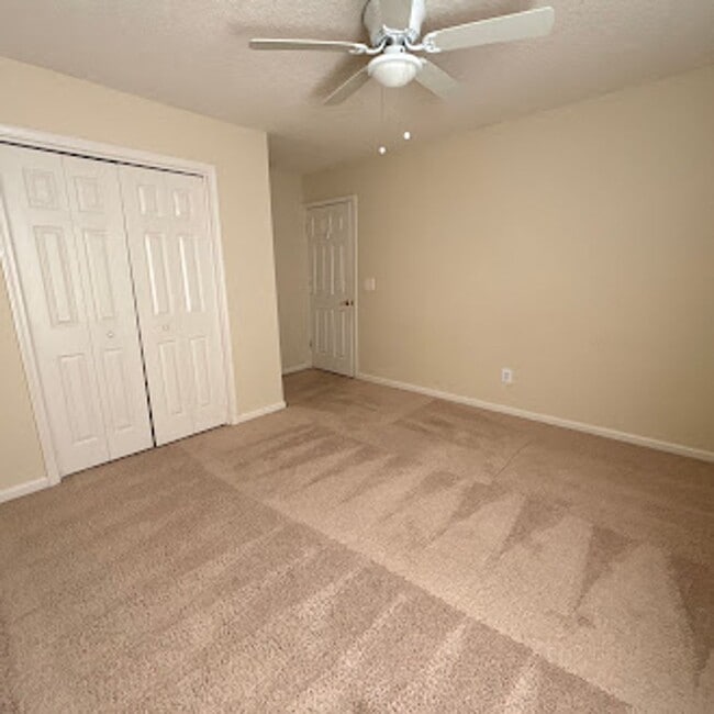 Building Photo - Spacious 3-Bed, 2-Bath Home. Patio. Amenities. Located just minutes from St Johns Town Center and...