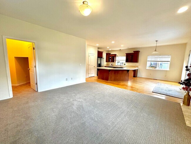 Building Photo - Spacious 4-Bedroom Home with Modern Comforts in Spanaway, WA