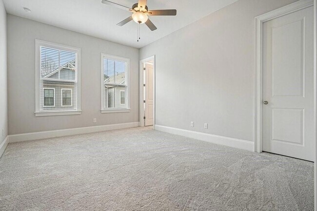 Building Photo - 123 Village Green Ave