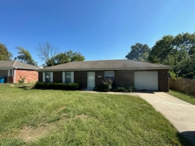 Building Photo - 3 Bed/1.5 Bath Home in Lees Summit!
