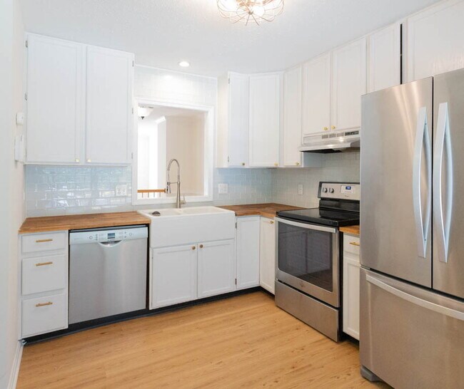 Building Photo - Lovely Townhome in Stone River