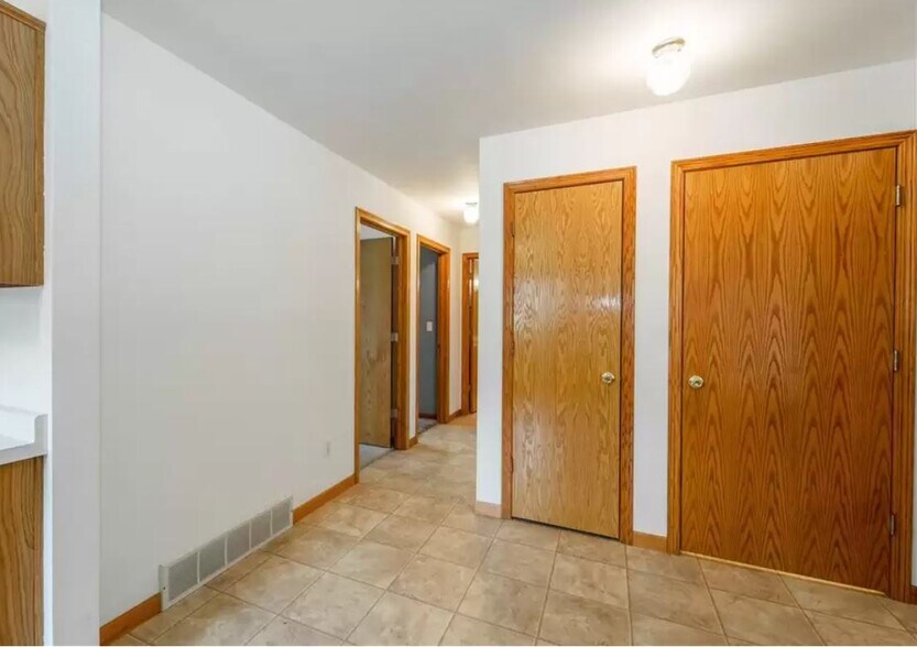 Building Photo - W2736 Brookhaven Dr