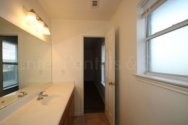 Building Photo - New Fence!