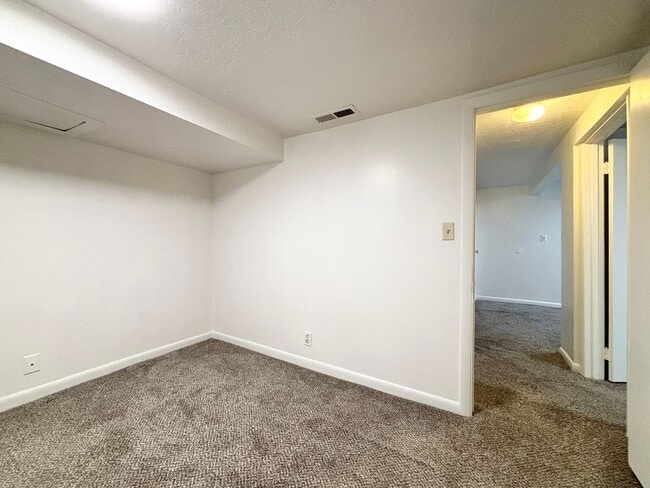 Building Photo - 454 F St