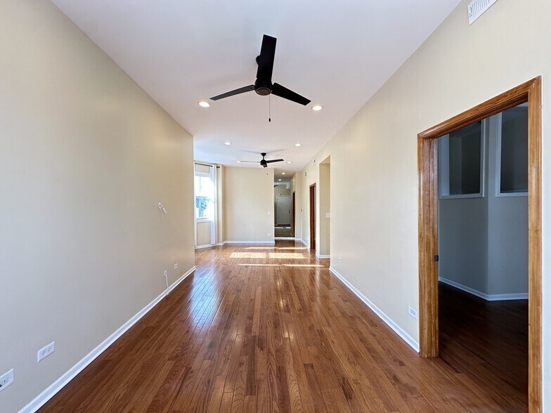 Building Photo - 2020 N Hamlin Ave