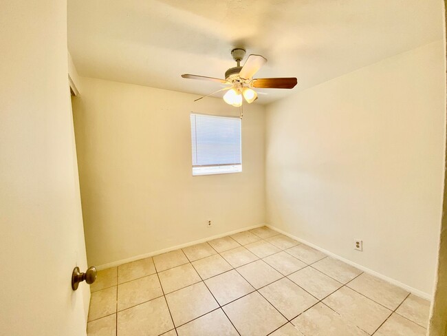 Building Photo - *** LARGE 4 BEDROOM SINGLE FAMILY HOME!***