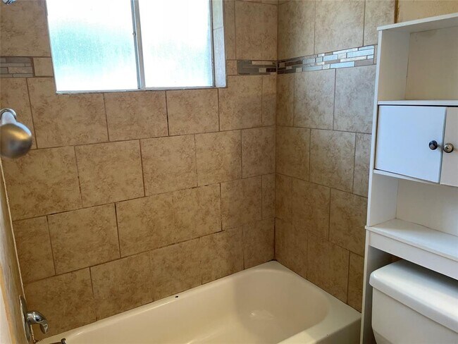 Building Photo - 1011 E Brompton Dr