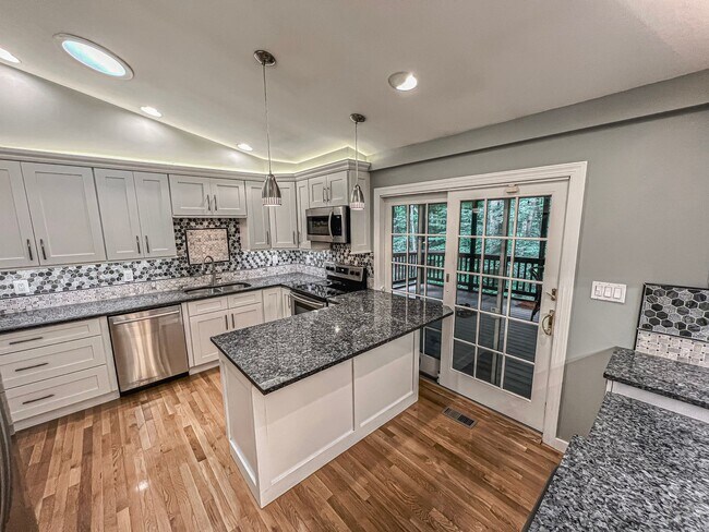 Building Photo - Remarkable Home With Spacious Deck And Detached Parking In A Quiet Cul De Sac In Woodbine Woods