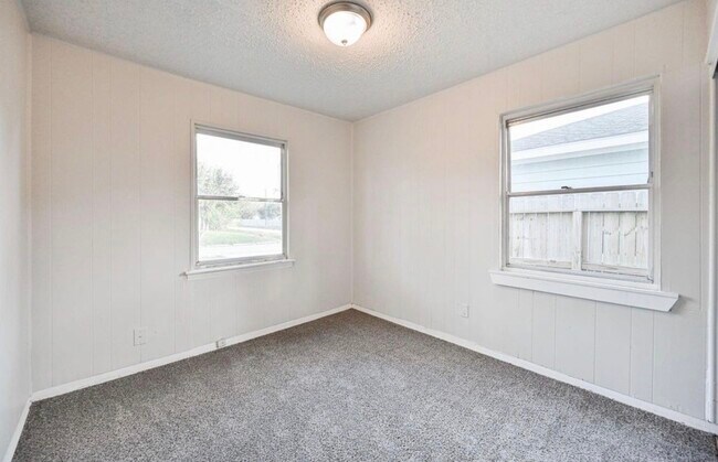 Building Photo - 9306 Chesterfield Dr