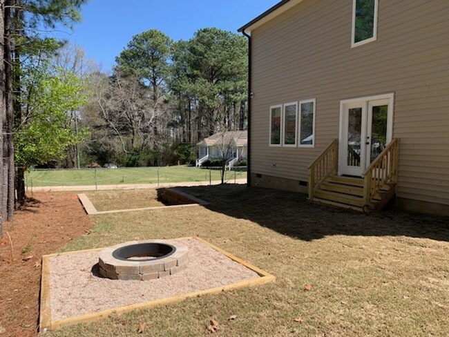 Building Photo - 821 Trinity Pk Dr