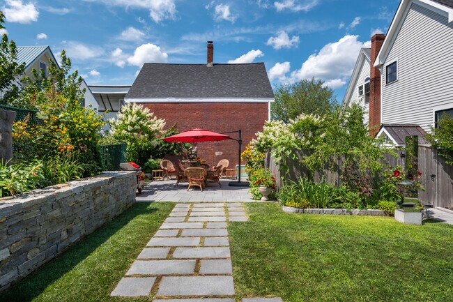 Building Photo - 147 Pearl St