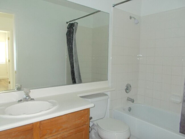 Building Photo - Spacious 4-Bedroom, 2.5-Bathroom Home – Fr...
