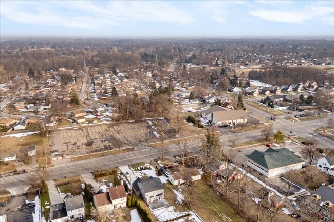 Building Photo - 9805 Newburgh Rd