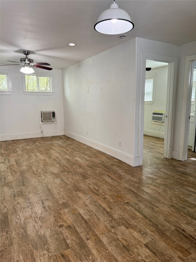 Building Photo - 814 1/2 W 21st St