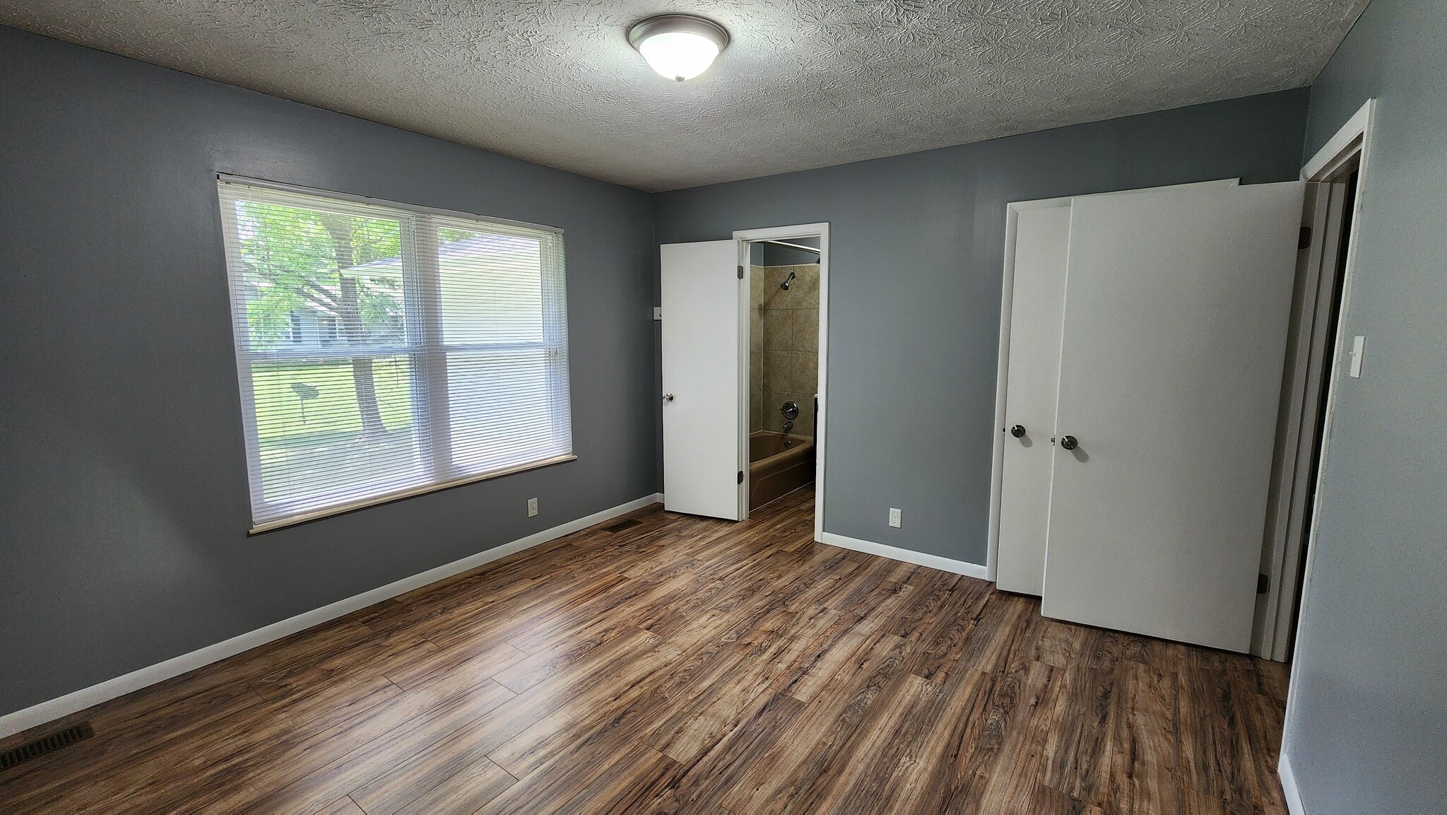 Primary Bedroom w/private full bathroom - 720 Shadycrest Dr