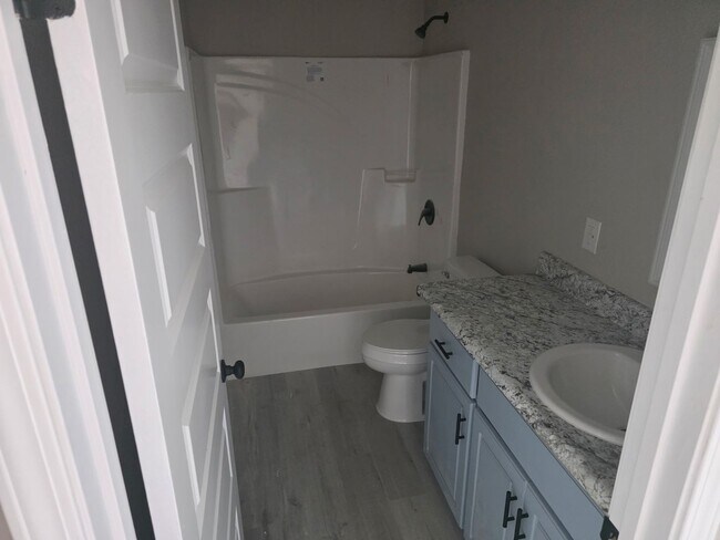 Building Photo - 111 Hollyhill Dr
