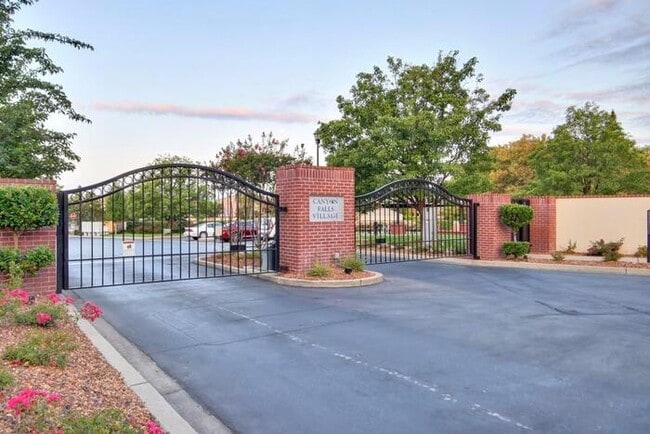 Building Photo - Gated Community! Beautiful 3bd/2.5bth in F...